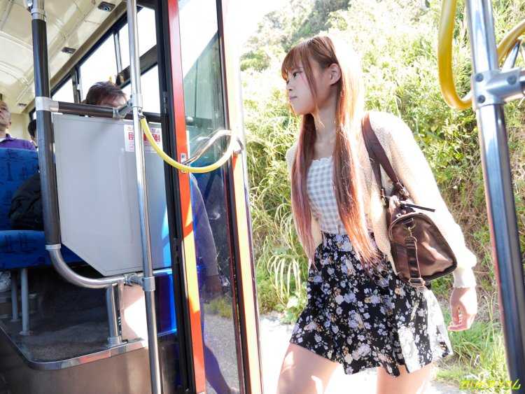 Японские девочки в общественном транспорте