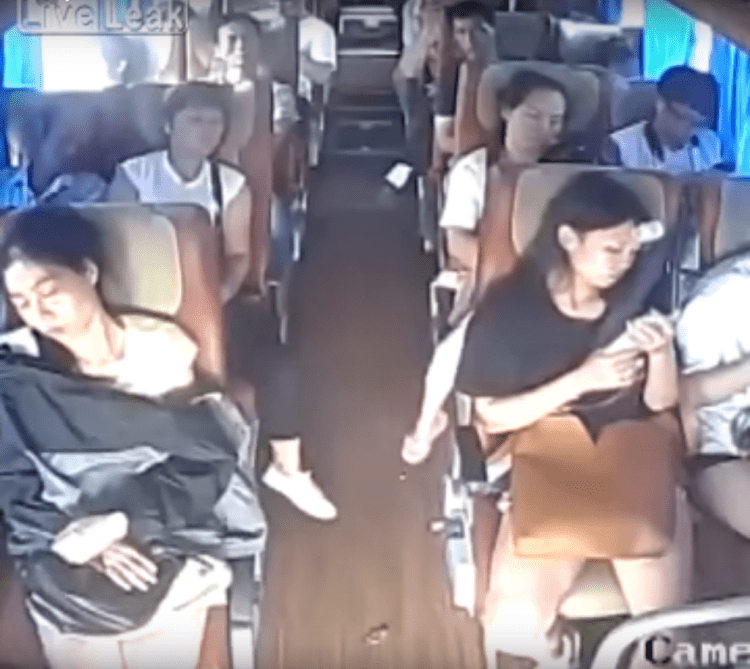 Японочка в общественном транспорте