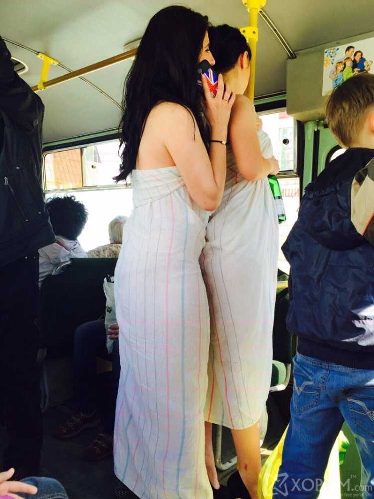 Прижимается в транспорте к девушке
