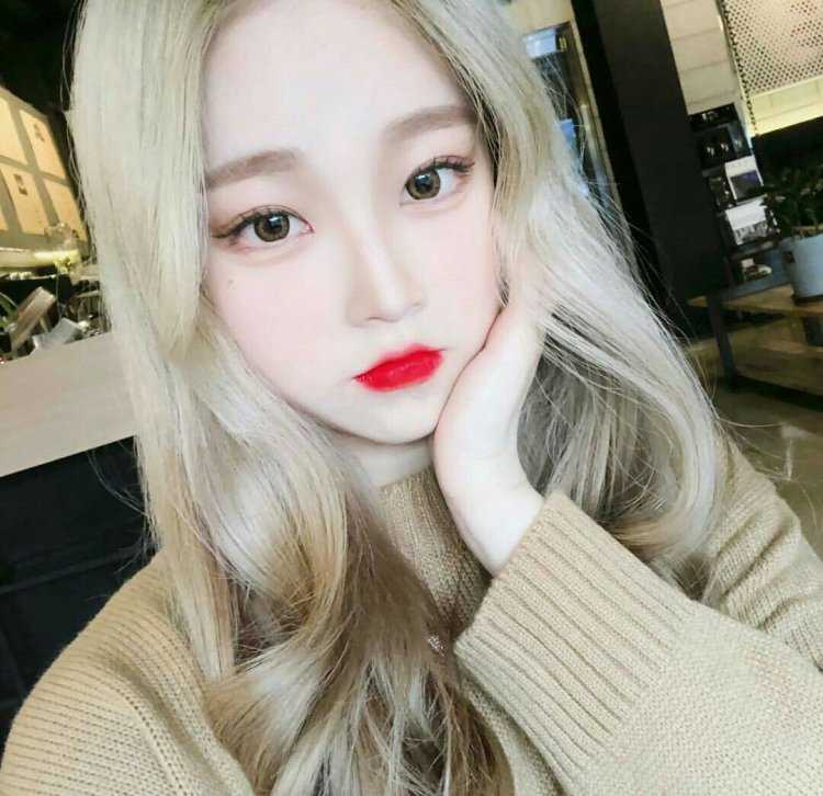 Модель из Кореи Ольджан блондинка