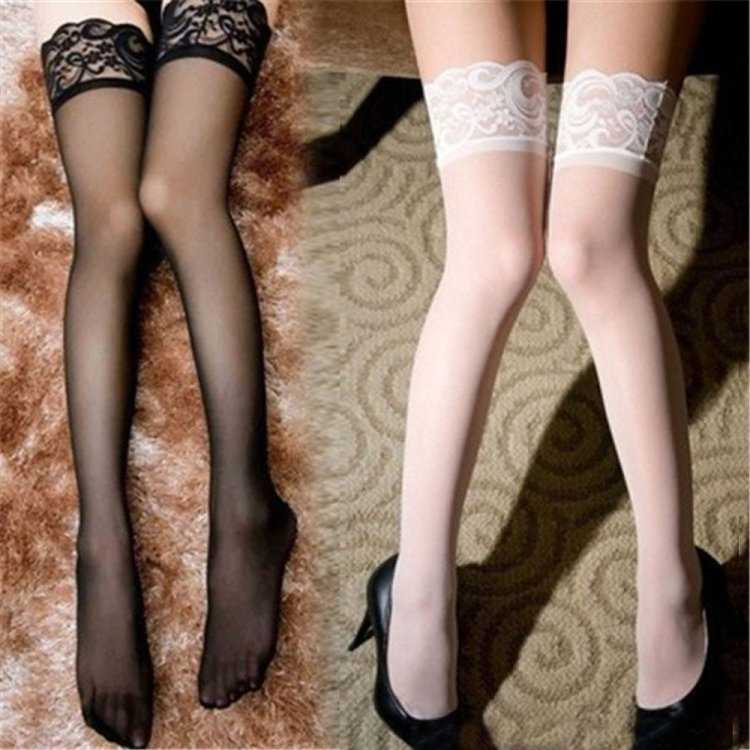 Чулки на стройных ножках