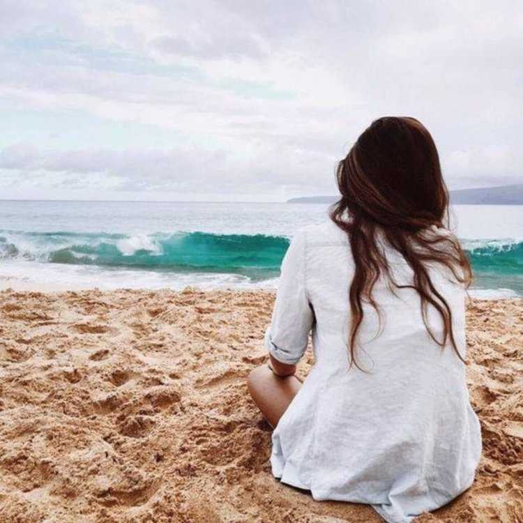 Девушка скучающая на берегу