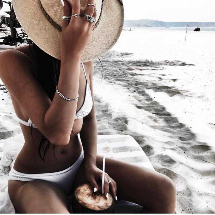 Девушка в шляпе на пляже