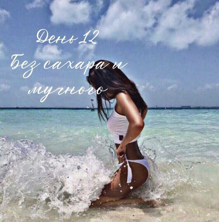 Брюнетка на море со спины