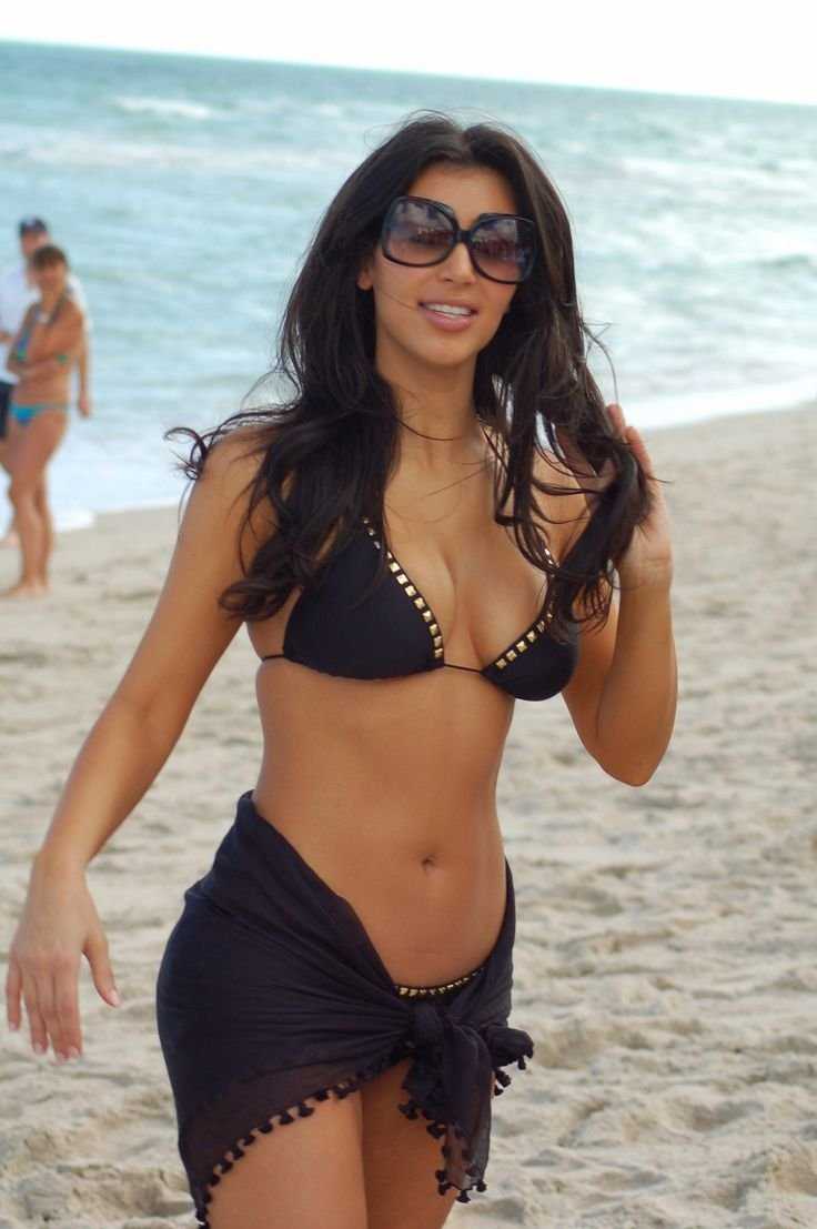 Ким Кардашьян 2008 в купальнике