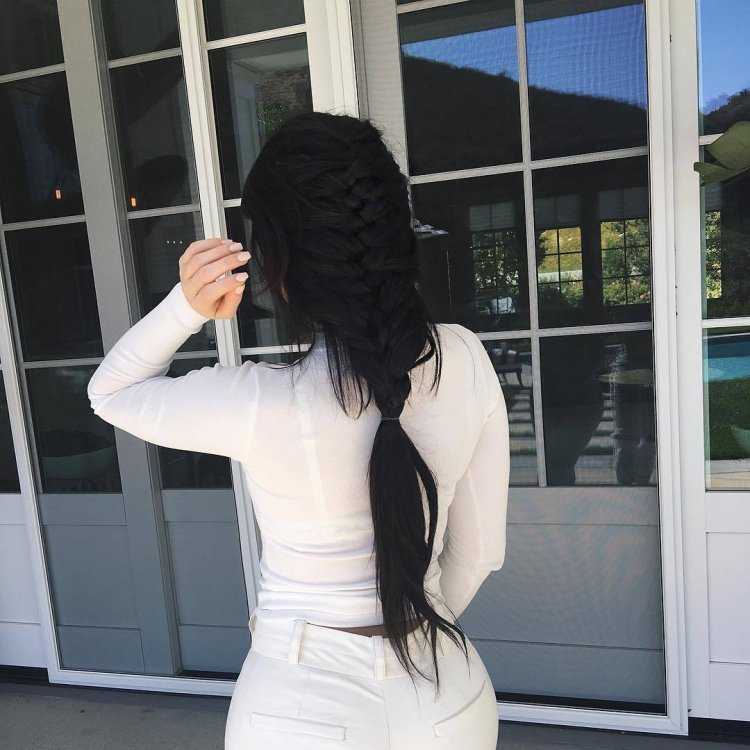 Кайли Дженнер со спины