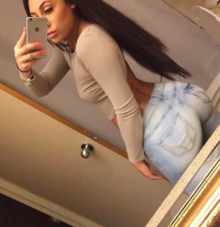 Gianna Nicole в джинсах