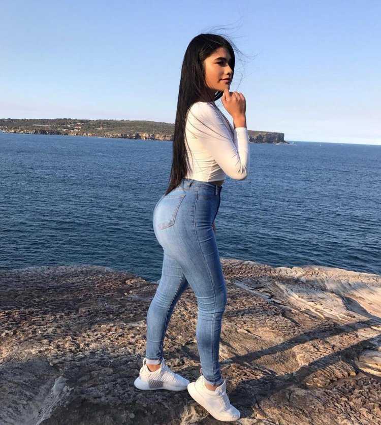 Мария Перез в джинсах