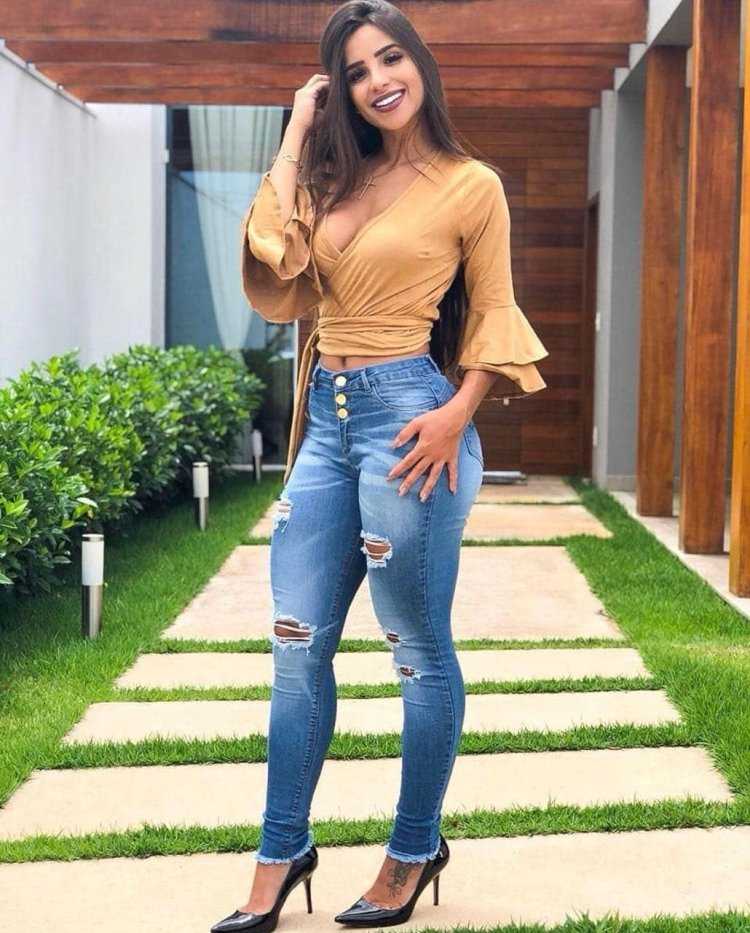 Андреа Архона в джинсах