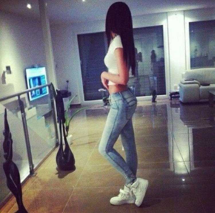 Красивые брюнетки с длинными волосами в спортивном костюме