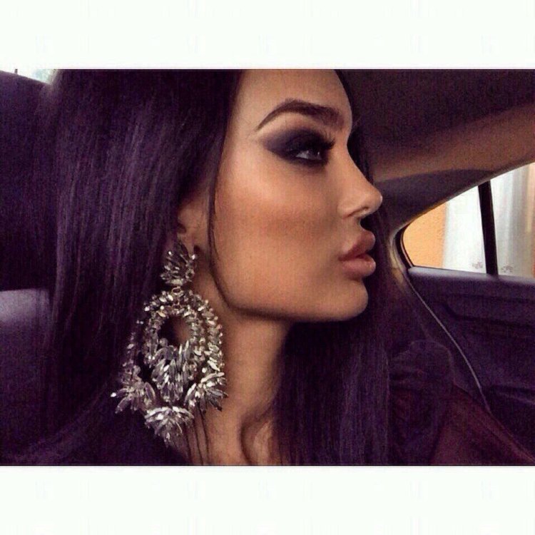 Красивая богатая брюнетка