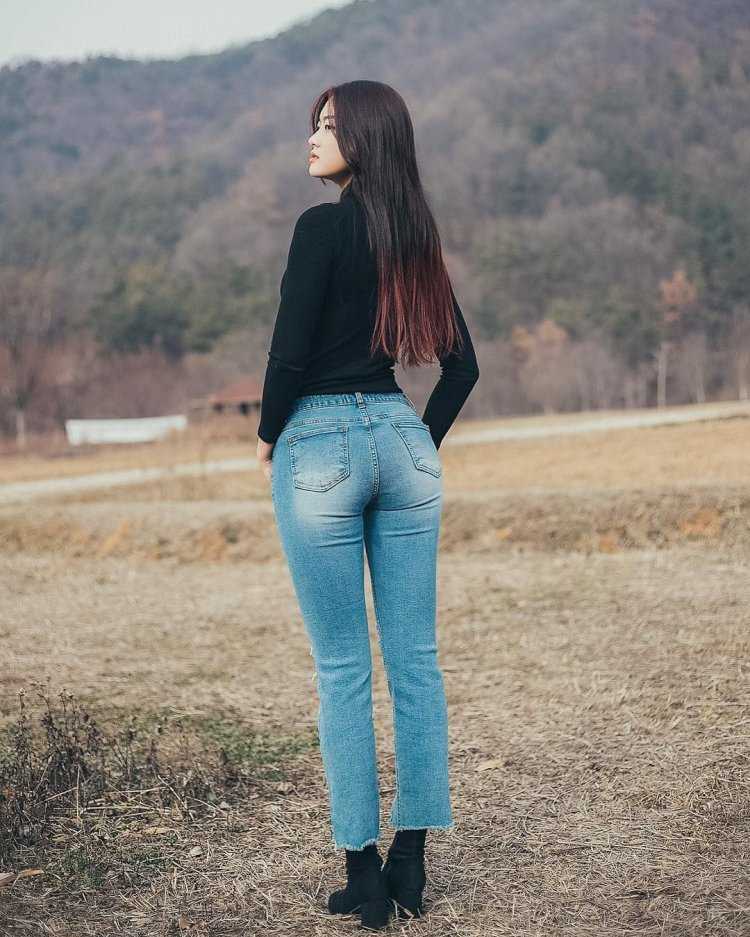 Красивые азиатские девушки в джинсах