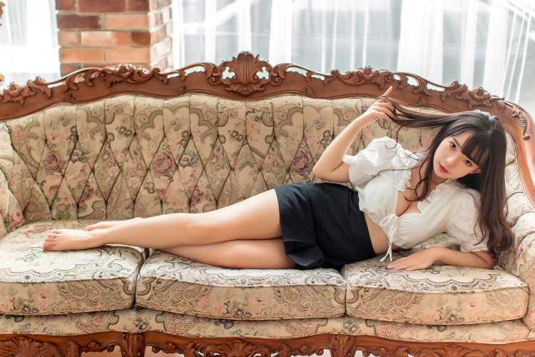 Красивая азиатка на диване