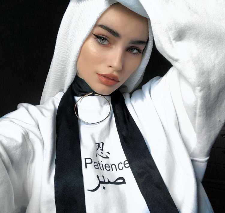 Амина Шейхова в хиджабе