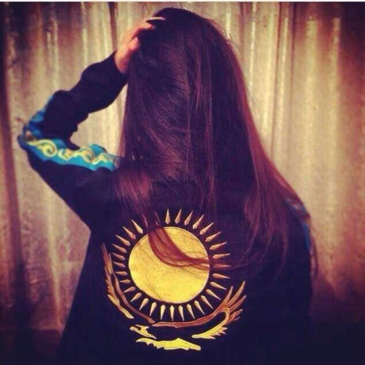 Девушка с флагом Казахстана