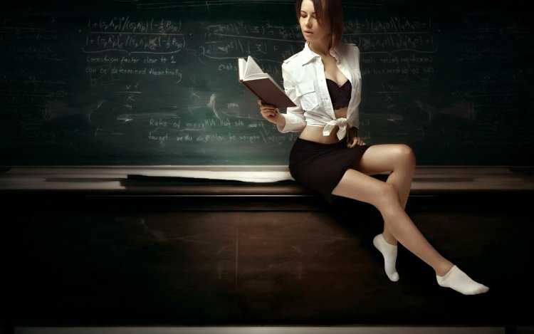 Красивая строгая учительница