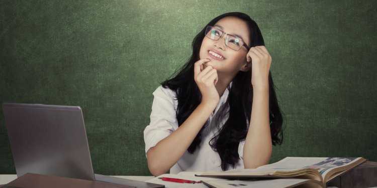 Студентка смотрит вверх