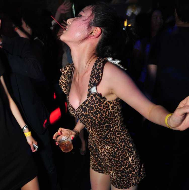 Пьяные девушки в ночном клубе