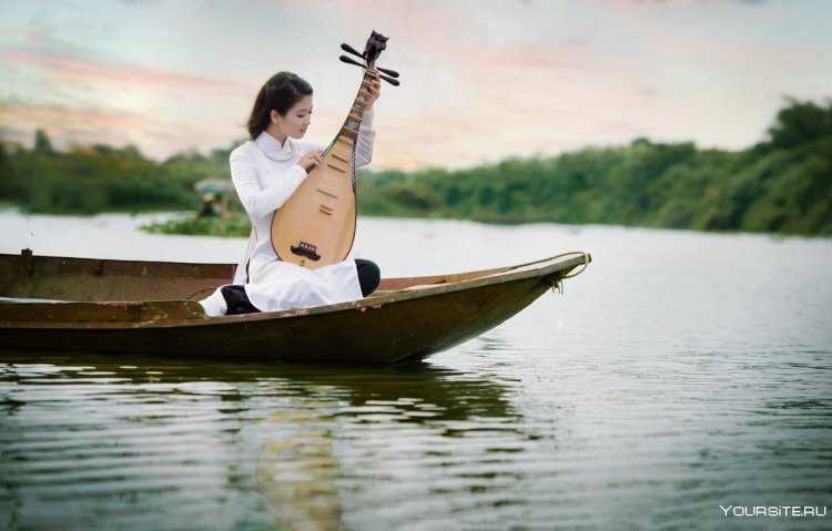 Красивая девушка в лодке
