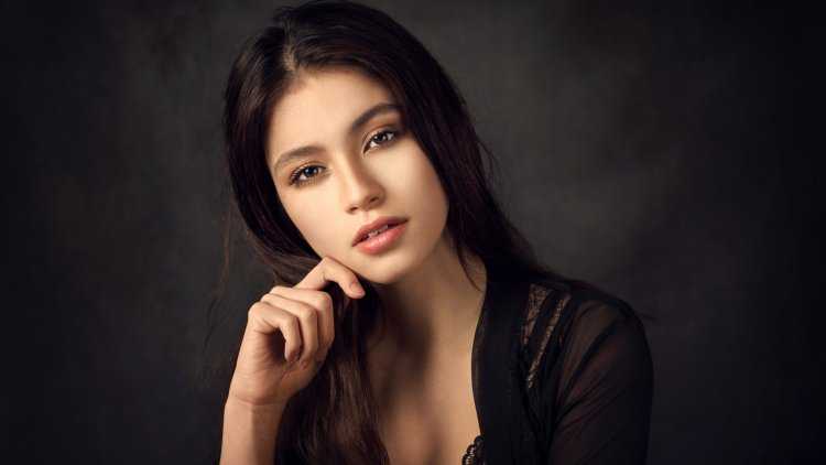 Модель Восточной внешности