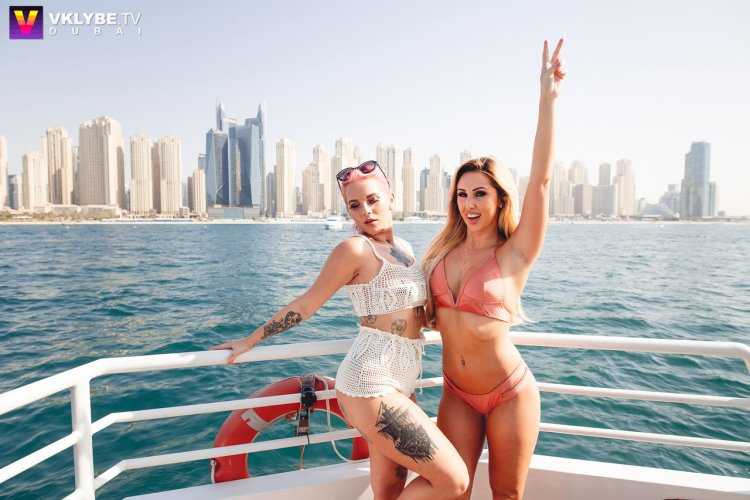 Две девушки в Дубае