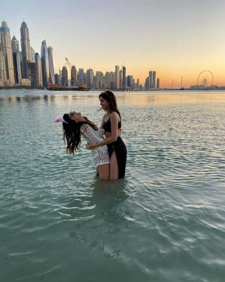 Зрелая брюнетка пляж Дубай