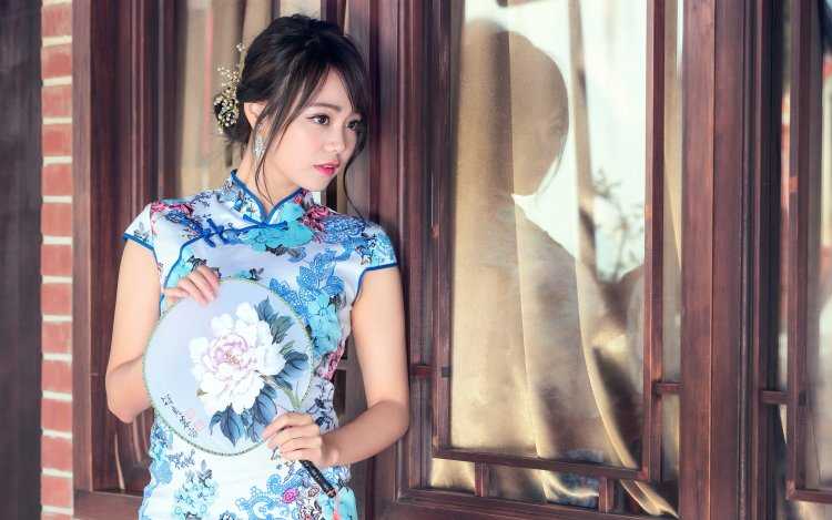 Азиатки в костюмах