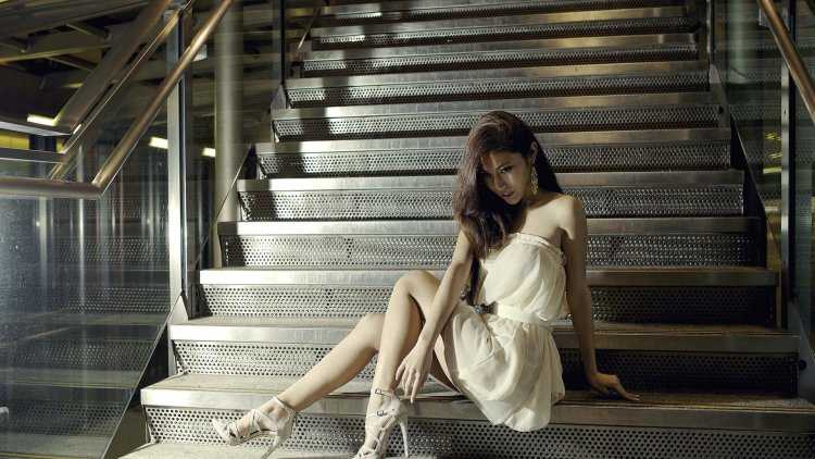 Девушка сидит на ступеньках