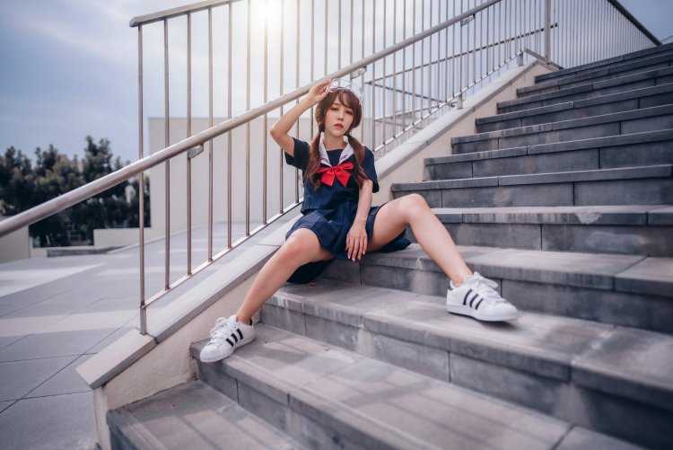 Юная девушка на ступеньках