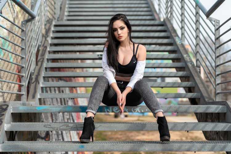 Девушка на ступеньках