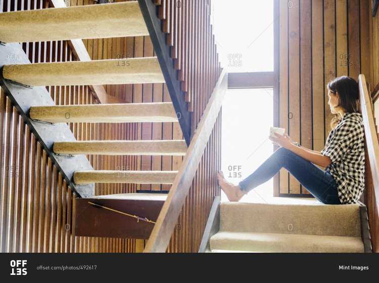 Девушка на деревянной лестнице