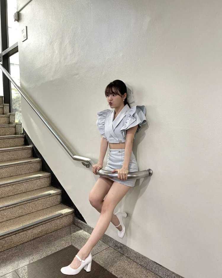 Китаянка на лестнице8