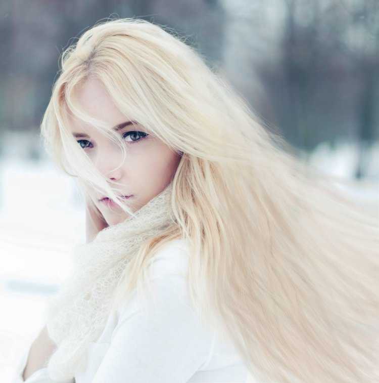 Девушка с белыми волосами