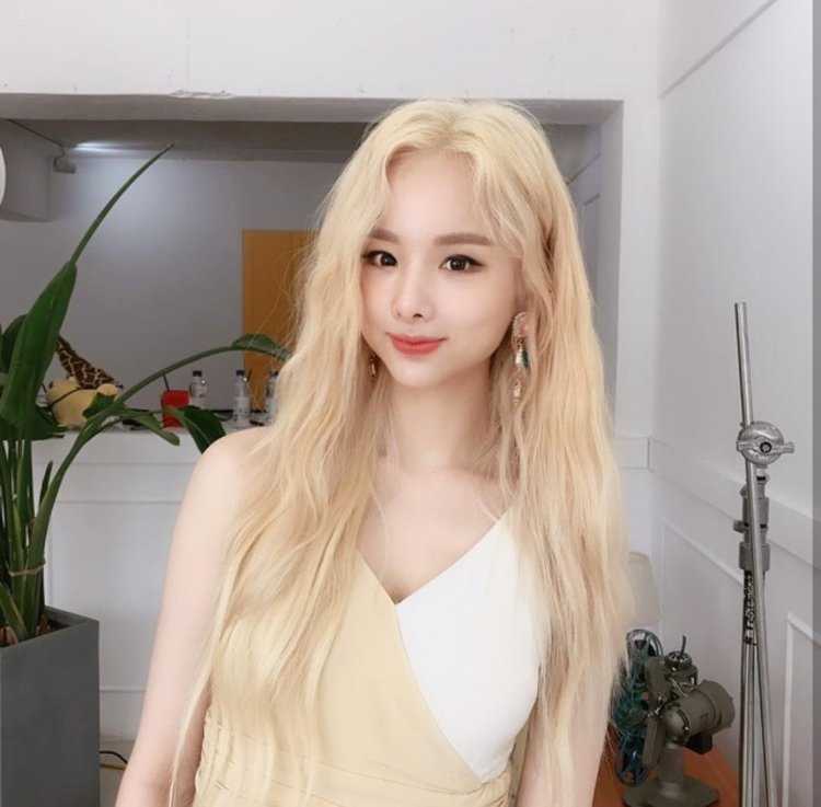 Блондинка с корейцем