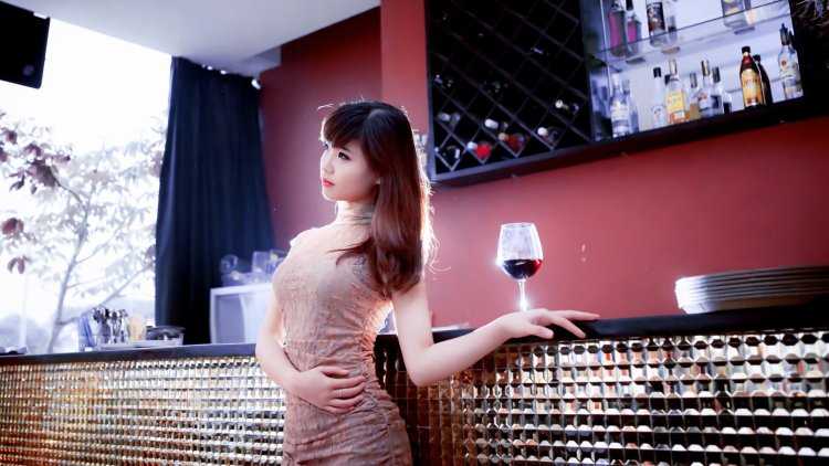 Девушка за стойкой