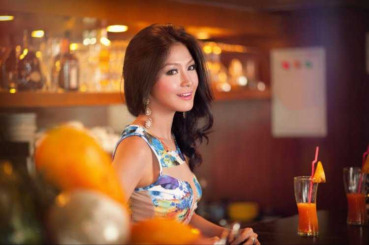 Красивая девушка в ресторане