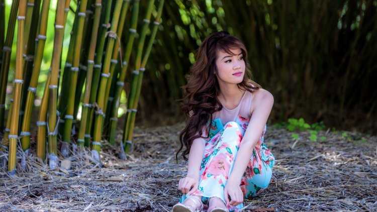 Камила земани модель в лесу