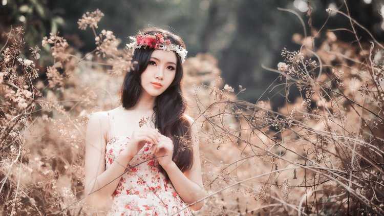 Кореянка с цветами