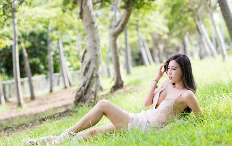 Красивые азиатки на природе