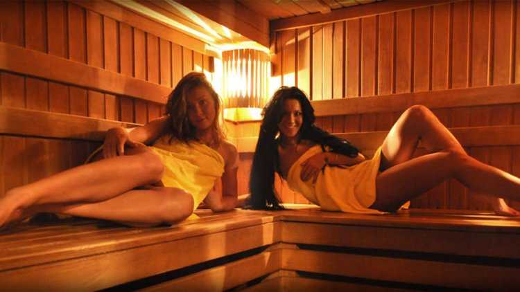 Красивые девушки в сауне