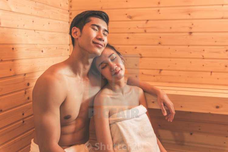 Азиатский парень в бане