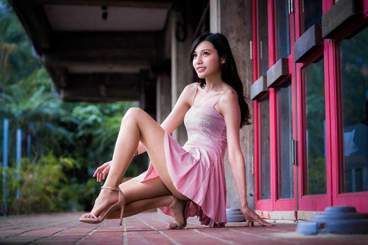 Азиатка сидит