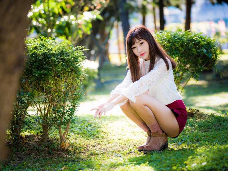 Девушка сидит на корточках