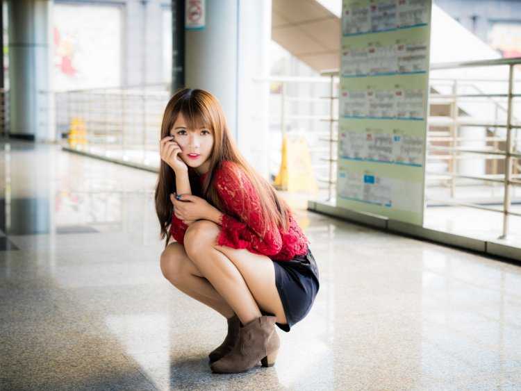 Девушки на корточках