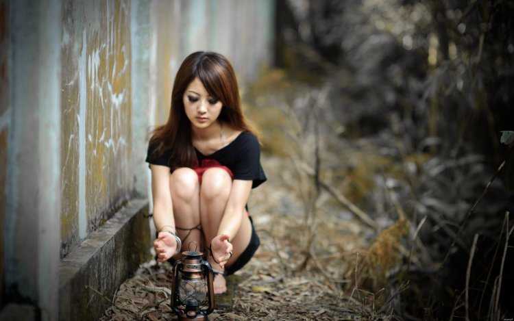 Девушки на корточках