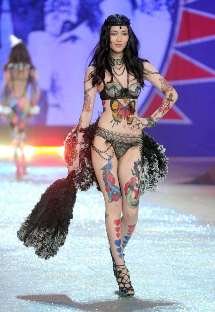 Модель китаянка Виктория Сикрет