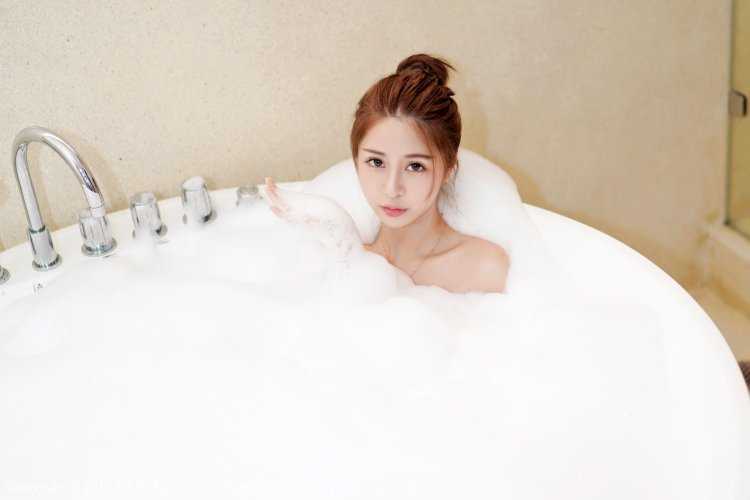 Чжан Цзин Мэй срывает полотенце