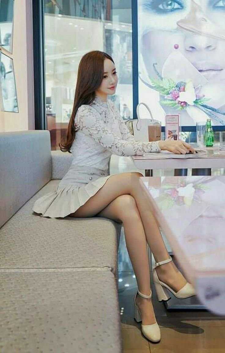 Азиатка в коротком платье