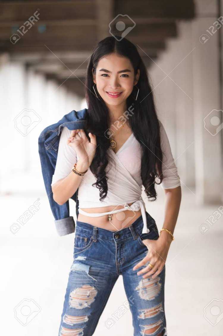 Азиатка с пышными формами в джинсах