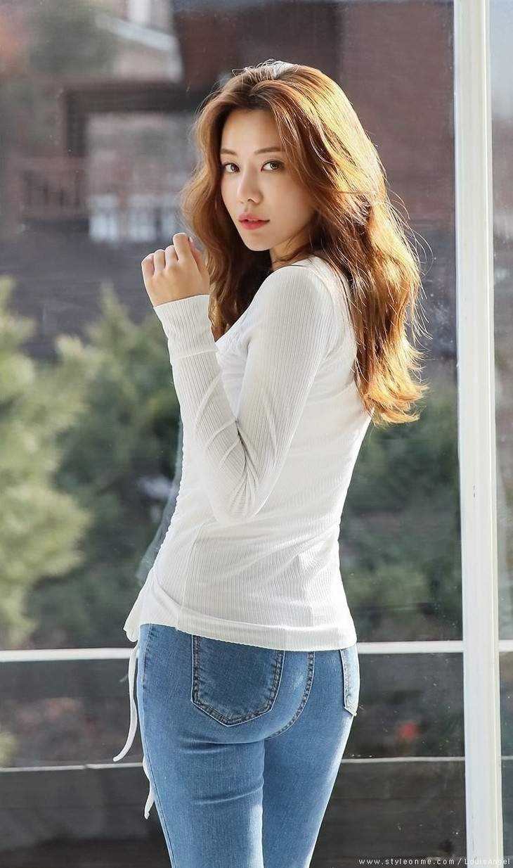 Красивые китаянки в джинсах